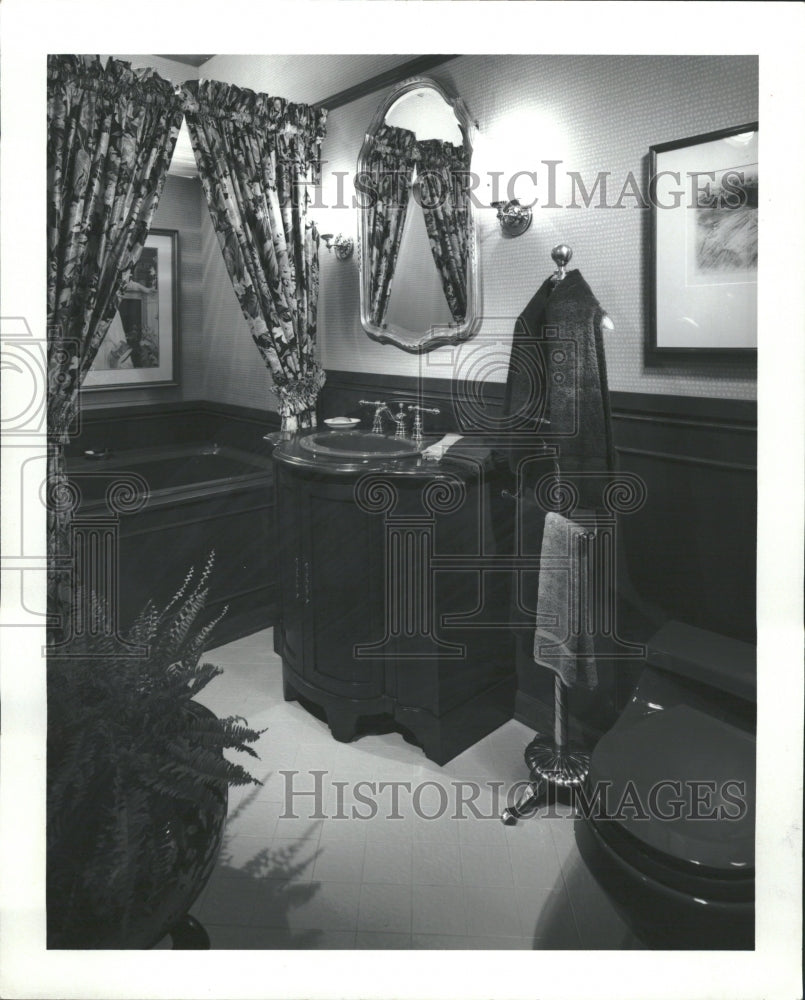 1985 Elegant Bathroom Interior Decorating - Historic Images