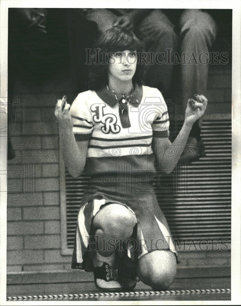 1980 Thronridge crosses her finger for luck - Historic Images