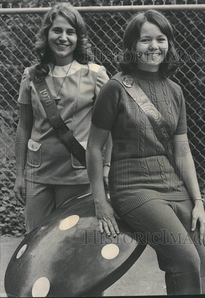 1972 Past Houby Queen Vera and Patty. - Historic Images