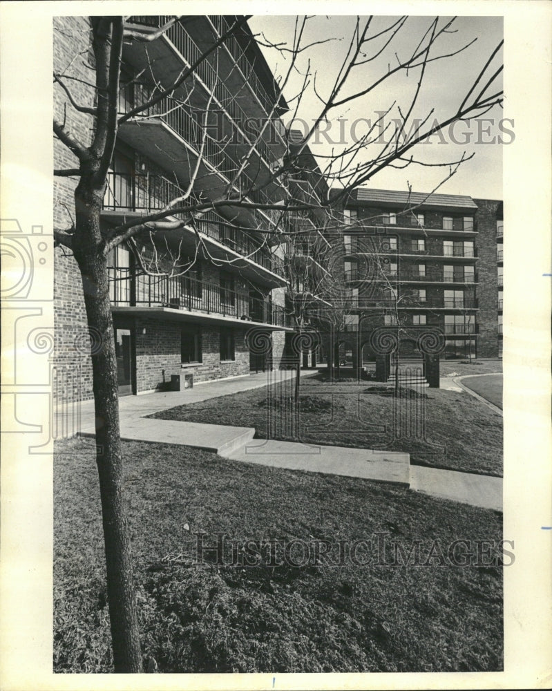 1975 Baybrook Park Palatine Building Beds - Historic Images