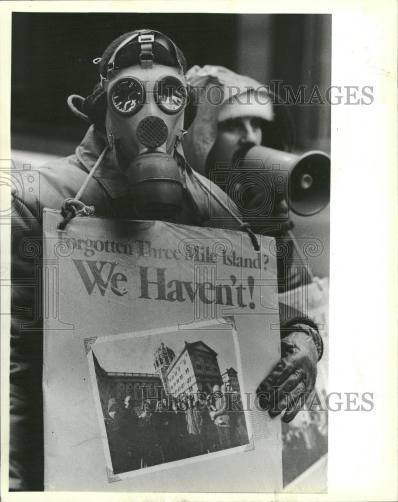 1984 Gas Mask Anti Nuclear Protester Plaza - Historic Images