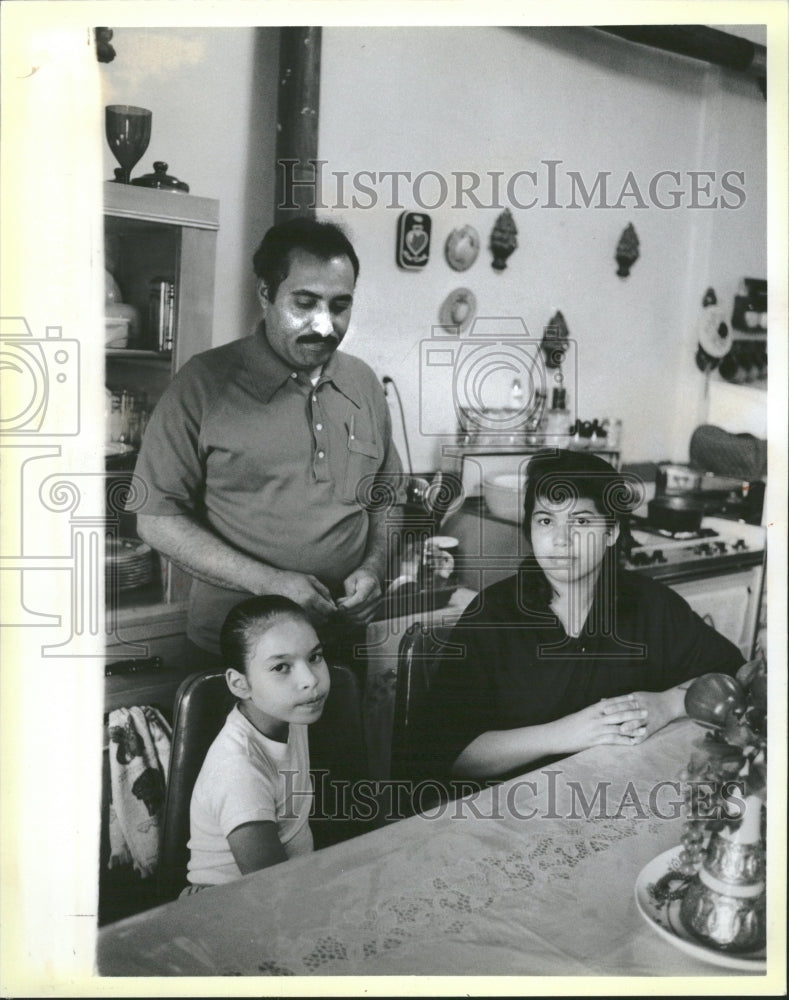 1986 Electronics Petitions Stepdaughter - Historic Images