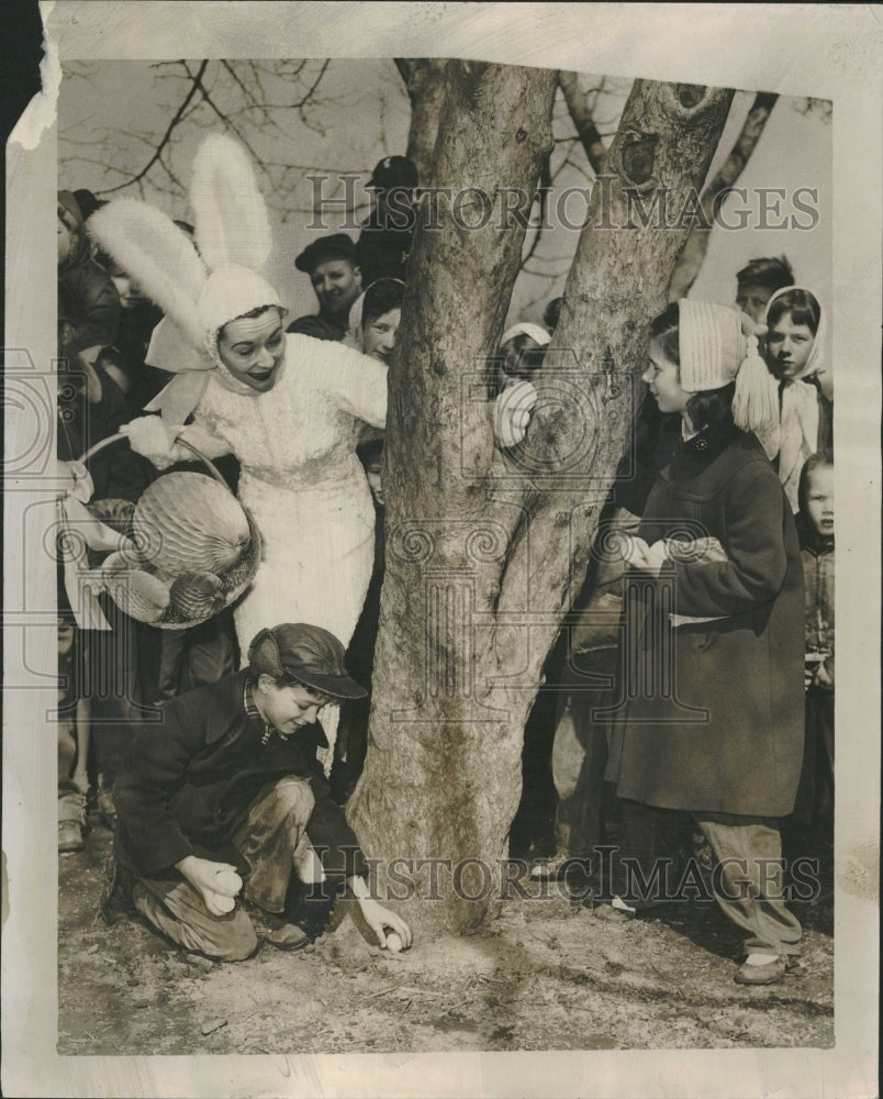 1956 Pat Perty Eastern egg hunt Humboldt - Historic Images