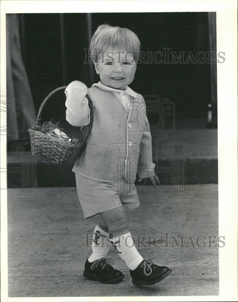 1987 Father John Horan gestures Easter - Historic Images