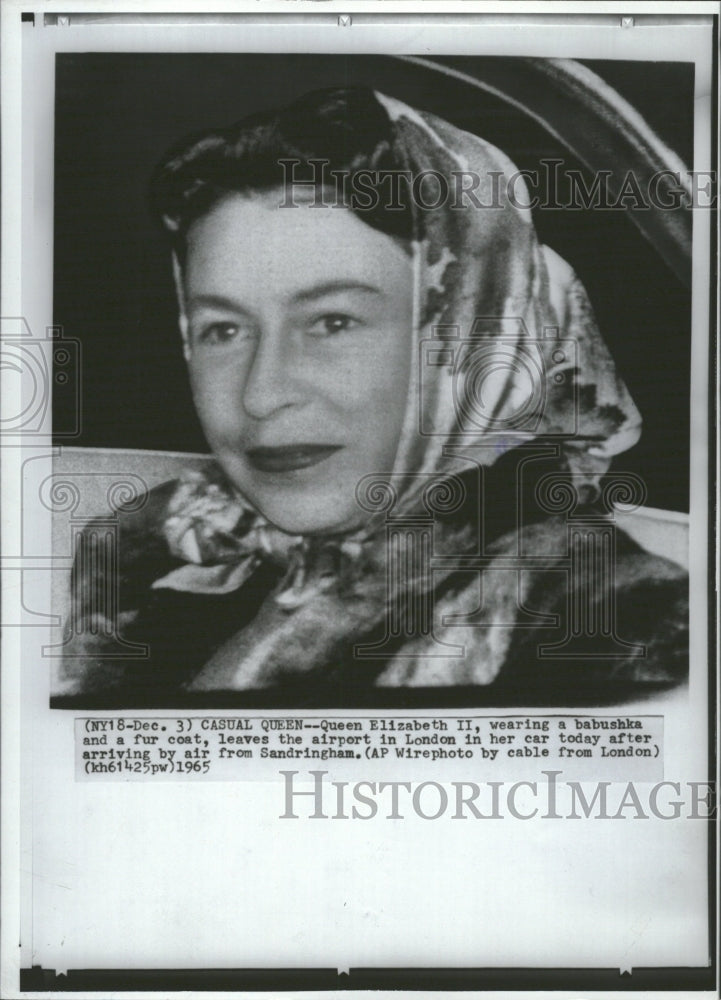 1965 Casual Queen Queen Elizabeth II coat - Historic Images