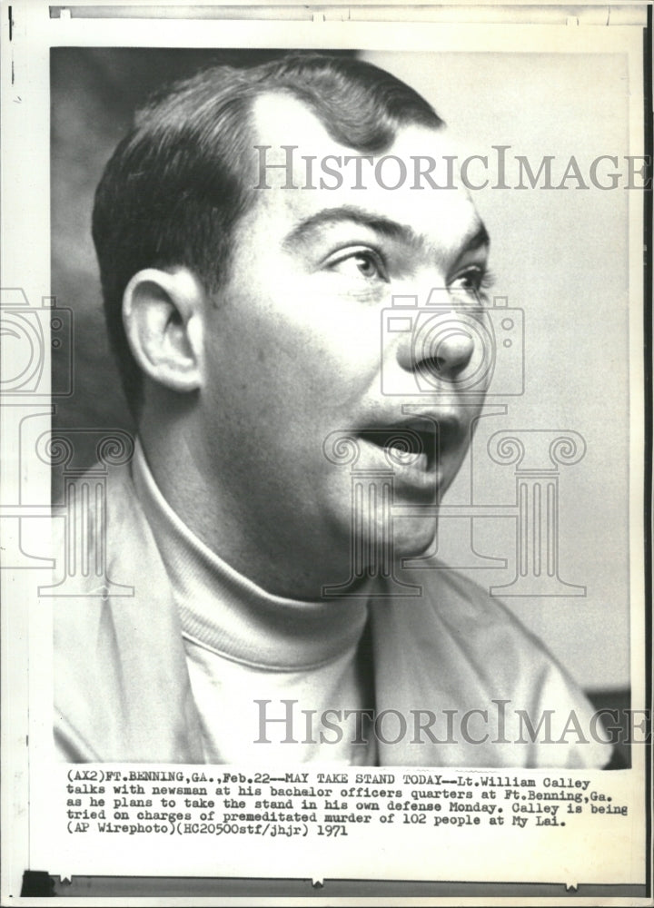 1971 Lt William Calley Newsmen Officer Talk - Historic Images