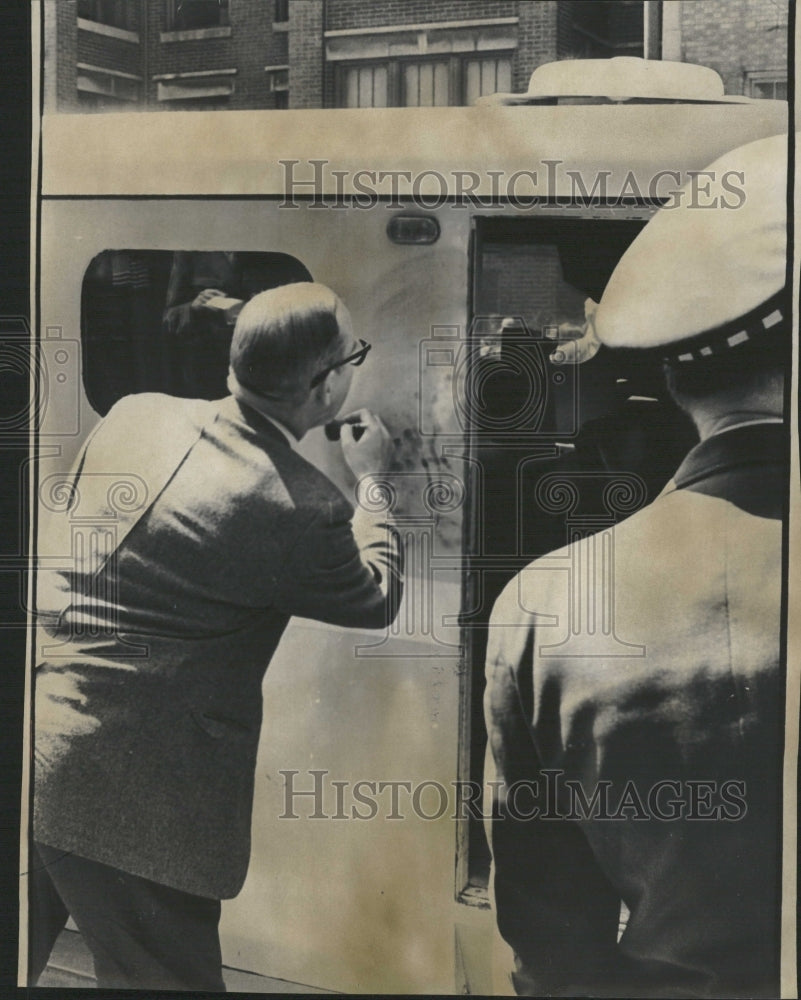 1971 Chicago Police detectives door guards - Historic Images