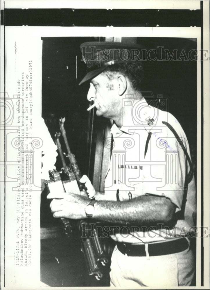 1972 Israeli police officer Kalashinkov Gun - Historic Images