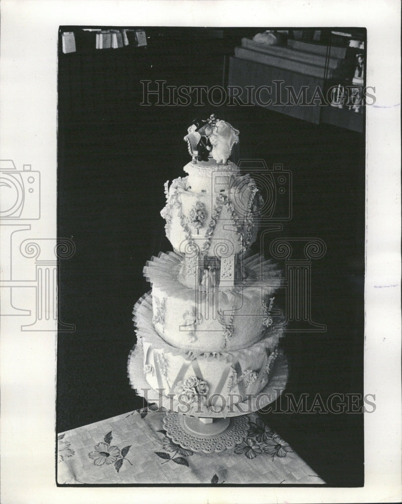1976  kissing couple cake top large plastic - Historic Images