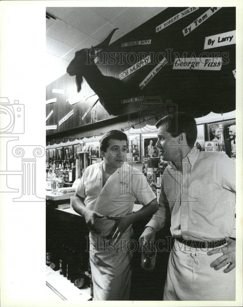 1984 Sam Sianis owner Bill Cheruhas flingin - Historic Images