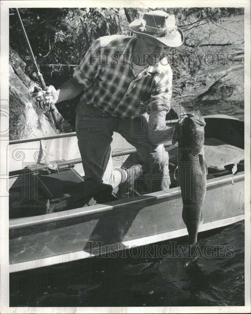 1961 Trophy walleye black gold pound Quetic - Historic Images