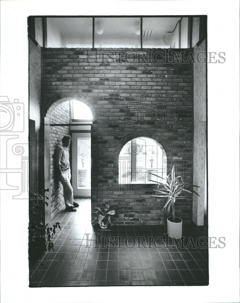 1982 Solar House Builder Ken Ross Foyer sun - Historic Images