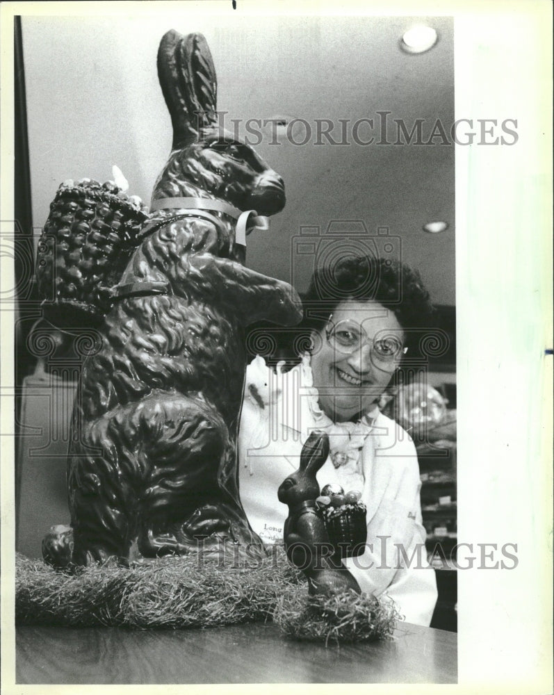 1984 D Vosecky Easter Drake Hotel Chocolate - Historic Images