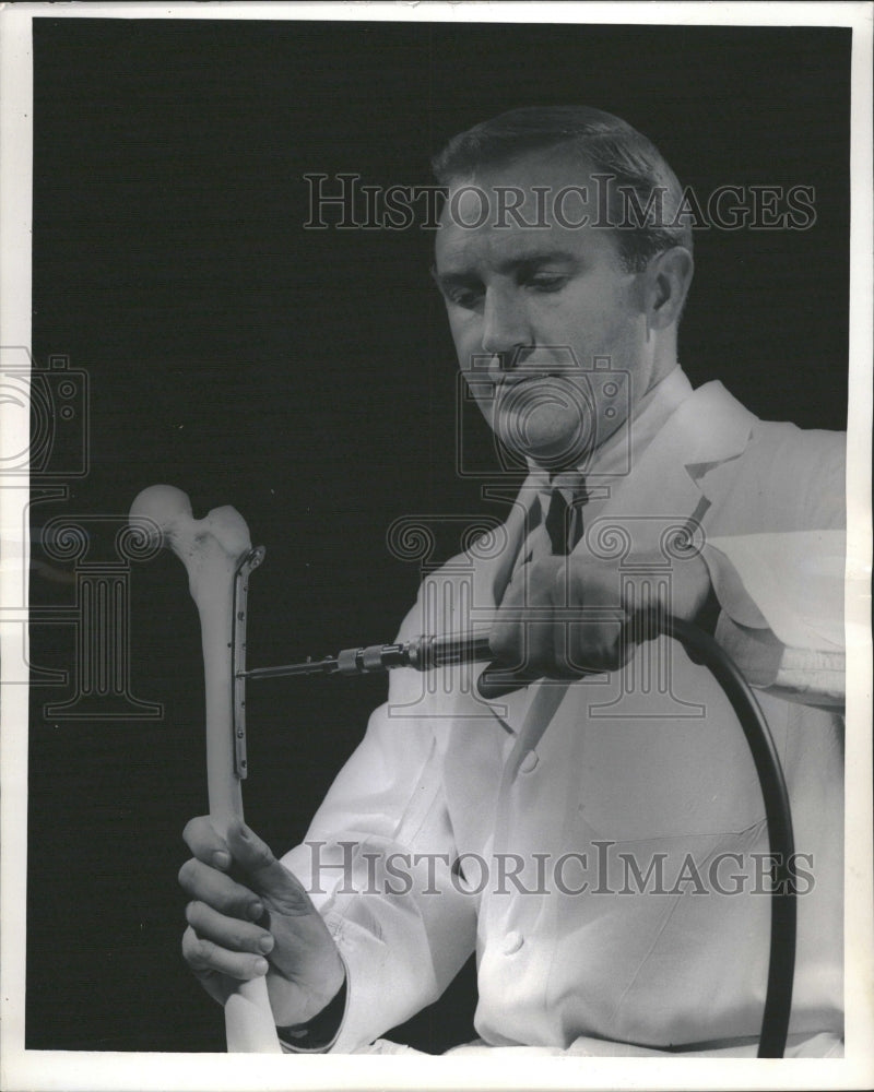 1965 Demonstration Mending Bones With Screw - Historic Images