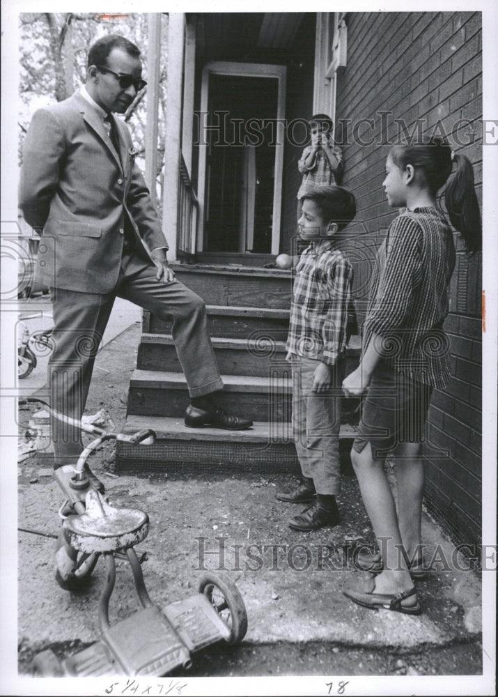 1966 Conductor Henry Lewis With Children - Historic Images