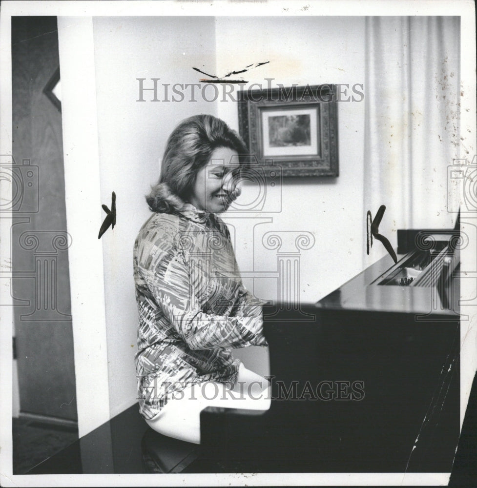 1971 Mayors Wife McNamara Playing Piano - Historic Images