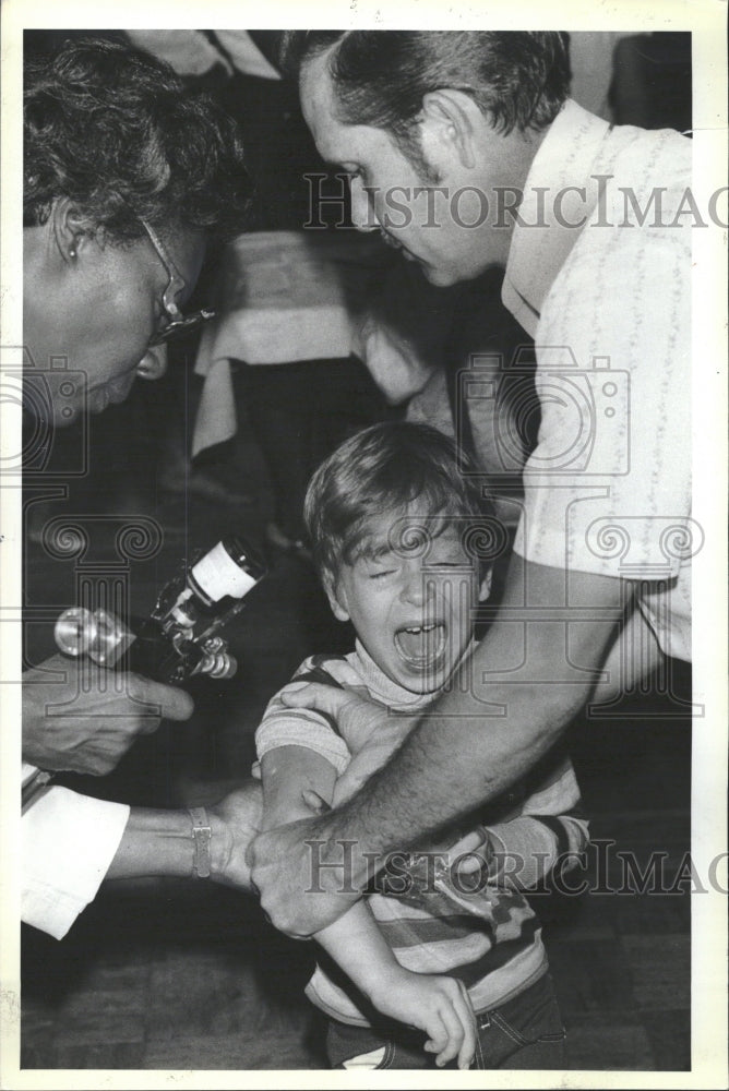 1981 Jesse Blevins Does Not Like Air Gun - Historic Images