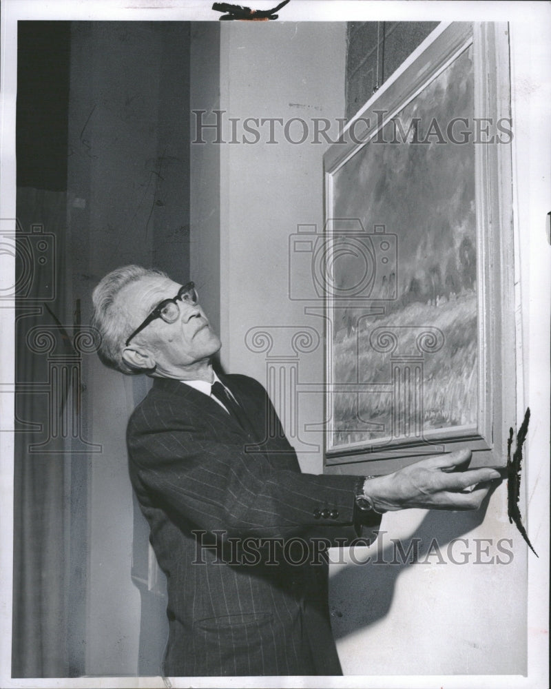 1960 Robert Mazjanis,one armed painter - Historic Images