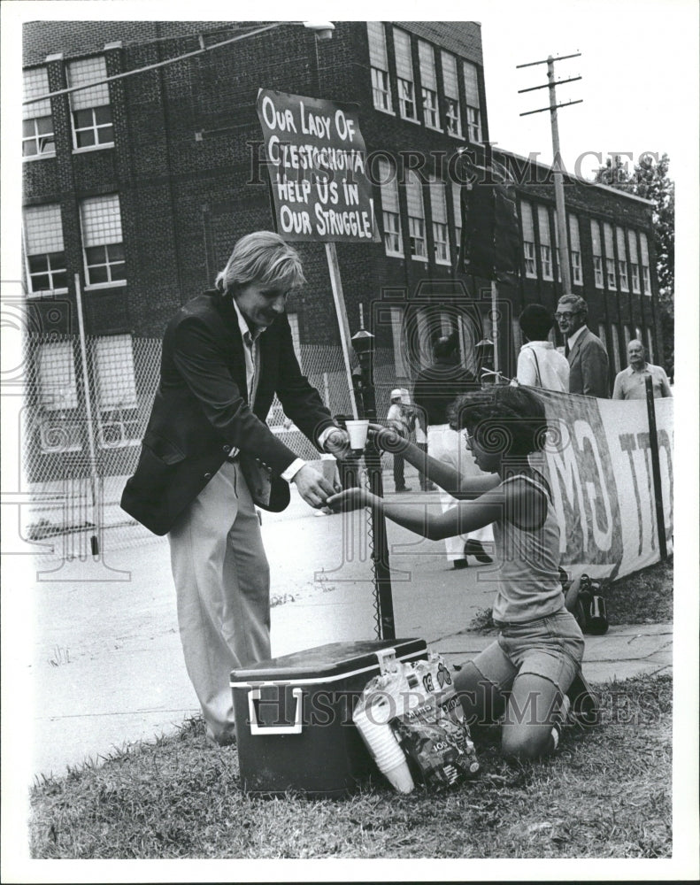 1981 Man Buying Drink Imacculate Conception - Historic Images