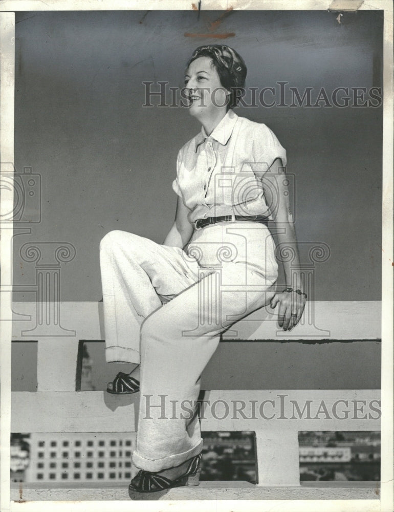 1939 Mrs Stewart Munroe Posing in Miami FL - Historic Images