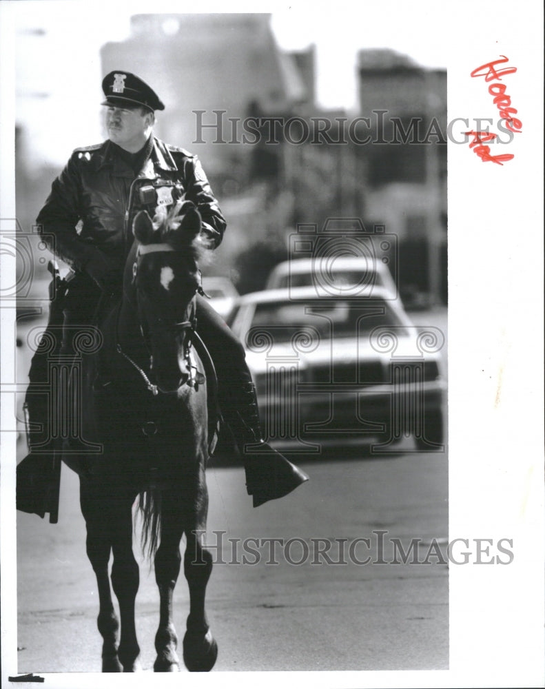 1991 Officer William Jennison patrols horse - Historic Images