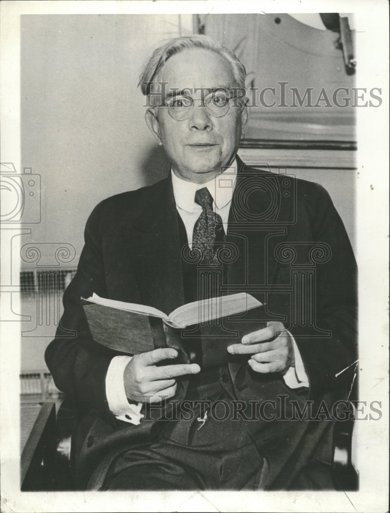 1986 Harry Thaw With Book Suited - Historic Images