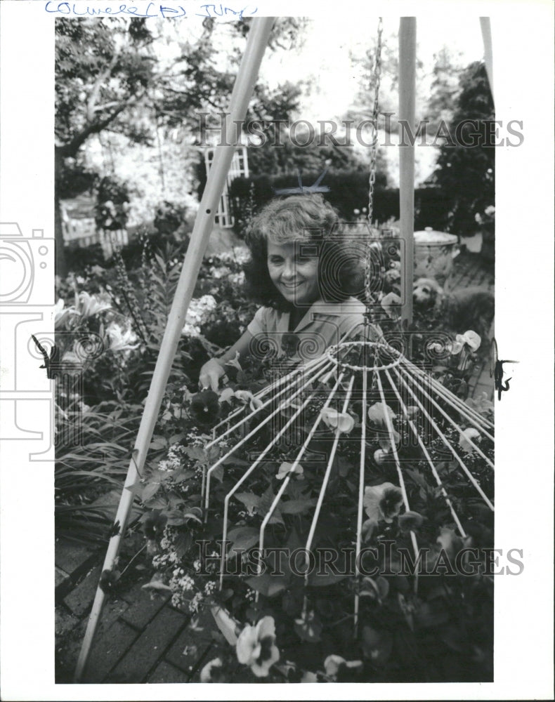 1986 Mrs Ale Colwel Flowers Husband Garden - Historic Images