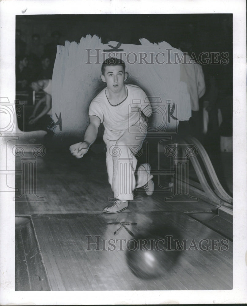 1945 Jack Garnes compete in bowling meet - Historic Images