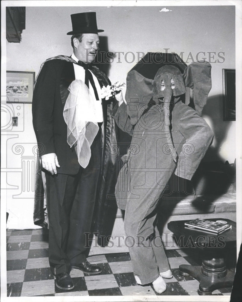 1972 Press PhotoMr Mrs Richard B Roney Elephant Magic - Historic Images