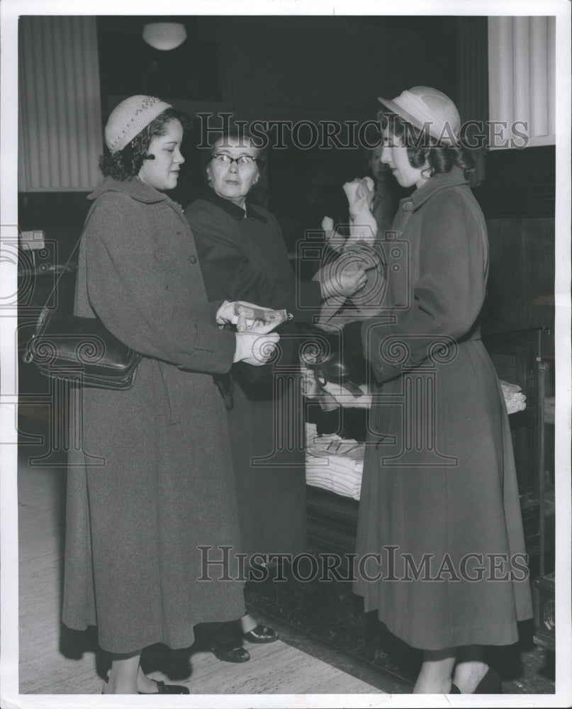 1951 looking for a purse - Historic Images