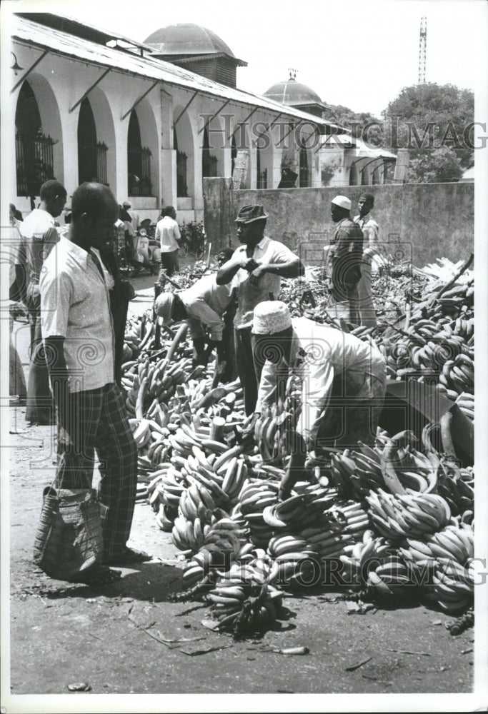 1983 Market Day Scores Banana Fish Zanzibar - Historic Images