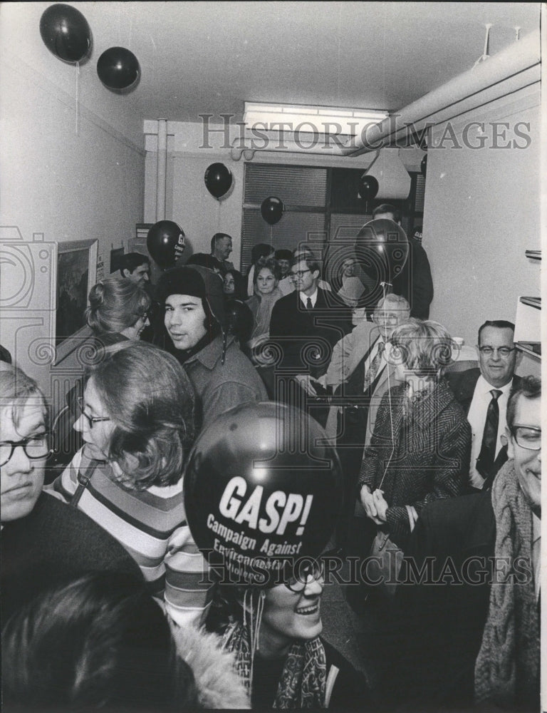 1969 Clash Snags Environmental Pollution - Historic Images