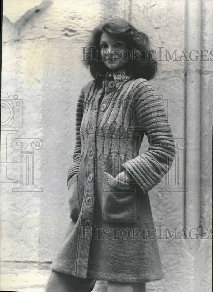 1975 Wayne Rogers Sweater Outfit Contax - Historic Images