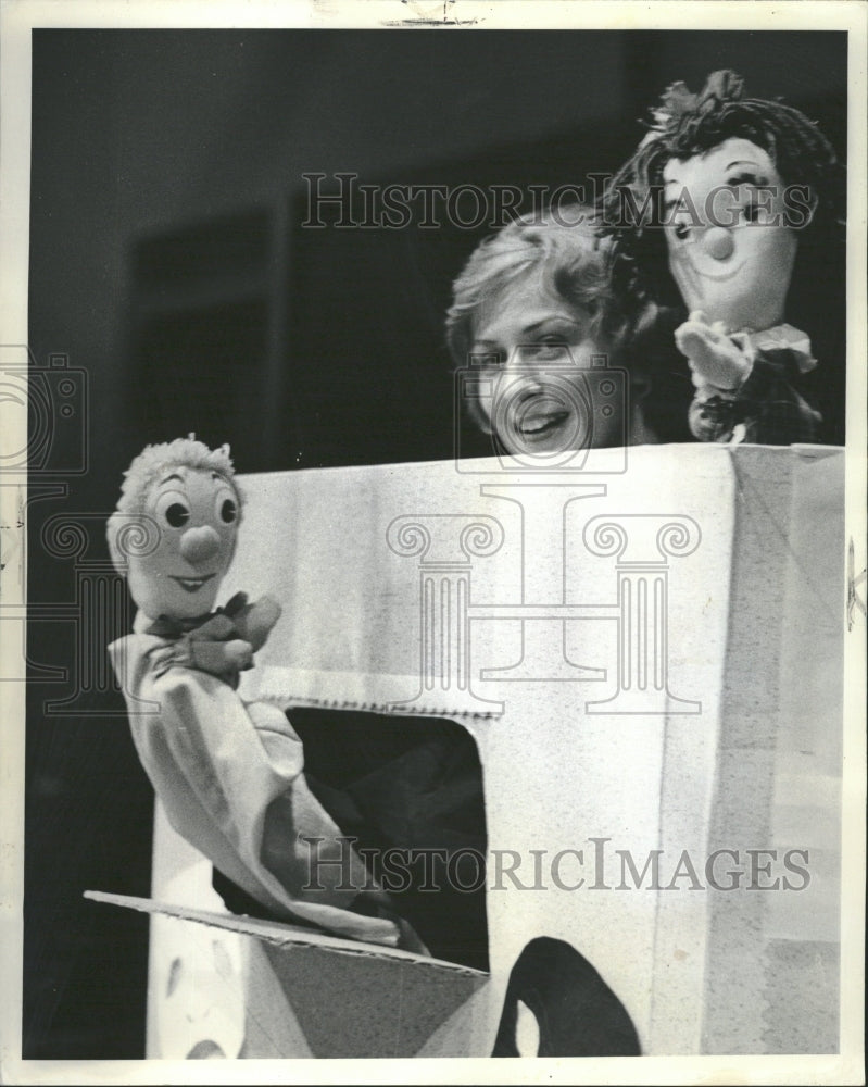 1964 Shirley Weber Shoo Puppet End Show - Historic Images
