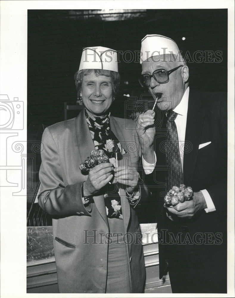 1991 Mr. and Mrs. Gordon Grab Tootsie Pops - Historic Images