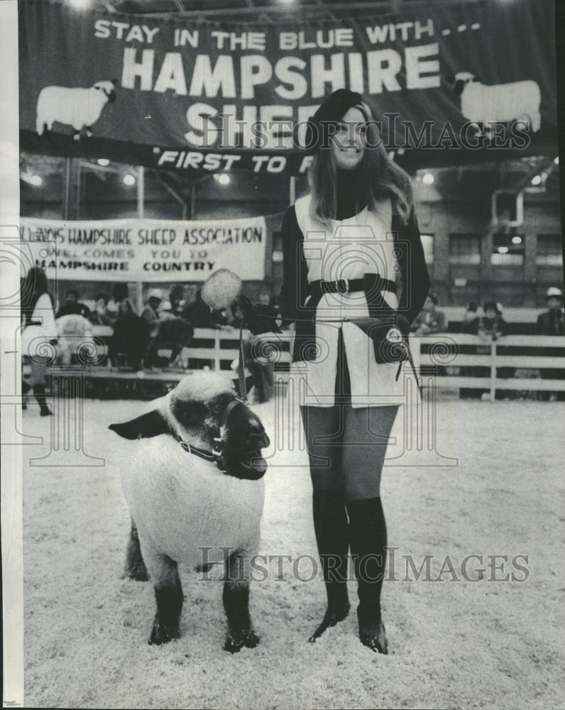 1972 Ladies Lead Event Livestock Show - Historic Images