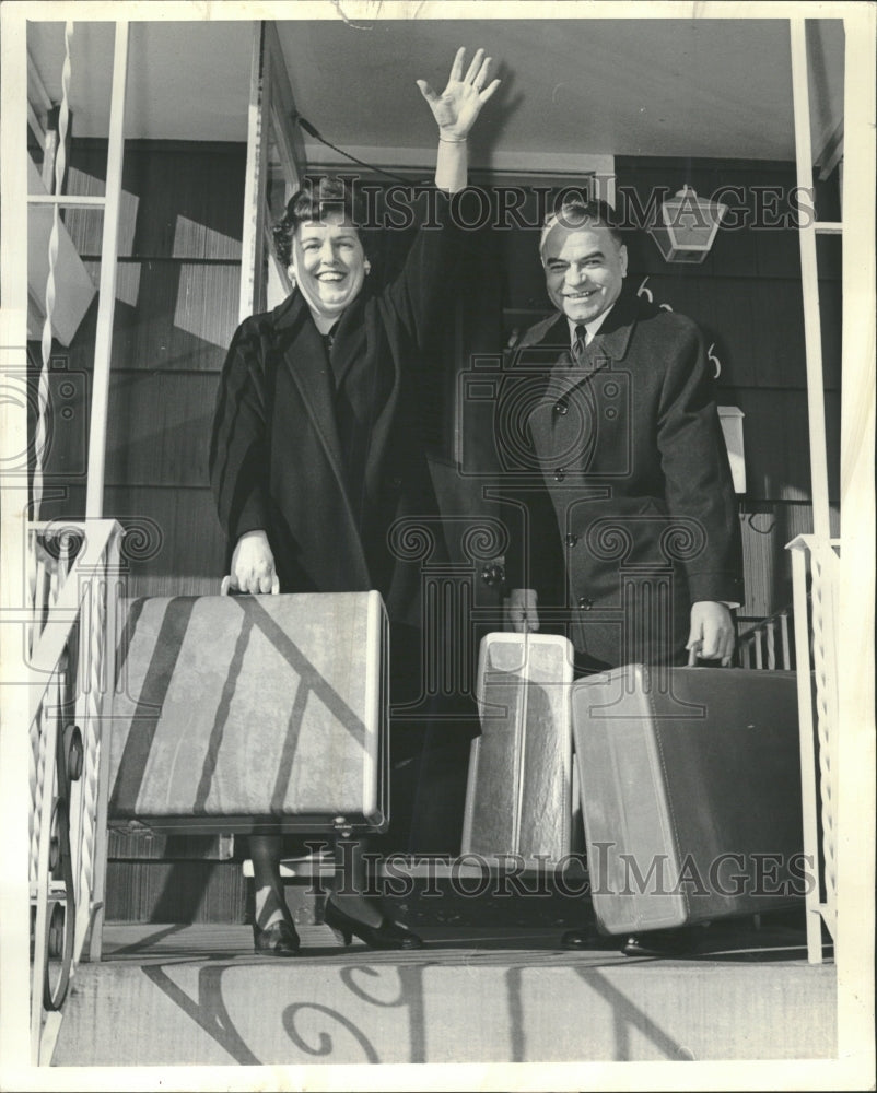 1964 Steel Worker Wife Leaving For Vacation - Historic Images