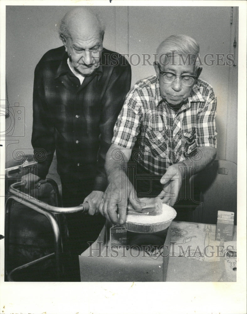 1985 Sidney Bernstein Helps William Lehman - Historic Images