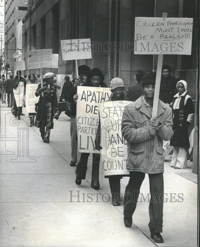 1974 Pickets for Altgeld Gardens - Historic Images