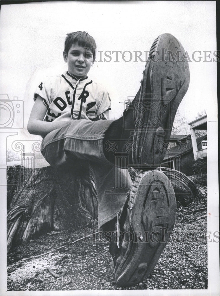 1971 Eddy Figel Daily News Paperboy Walking - Historic Images