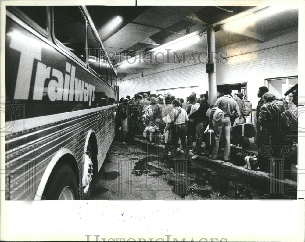 1983 Travelers crowd the Trailways Bus Sta. - Historic Images