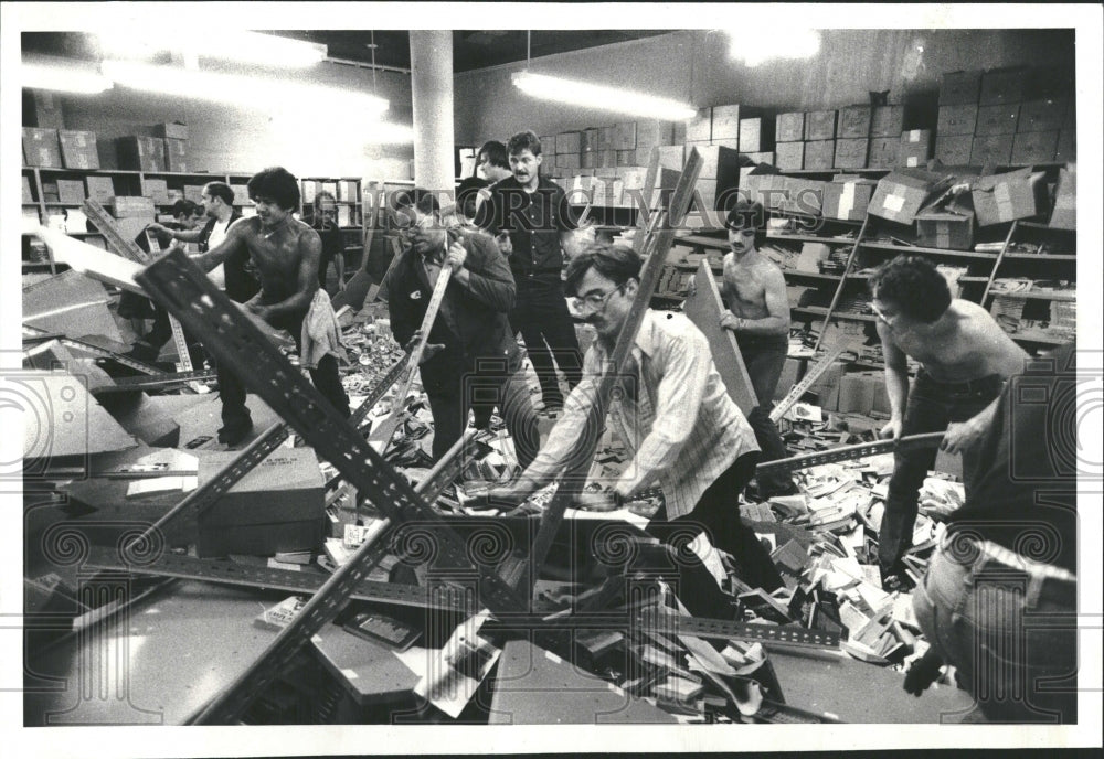 1978 Avalanche of books fall on workers - Historic Images