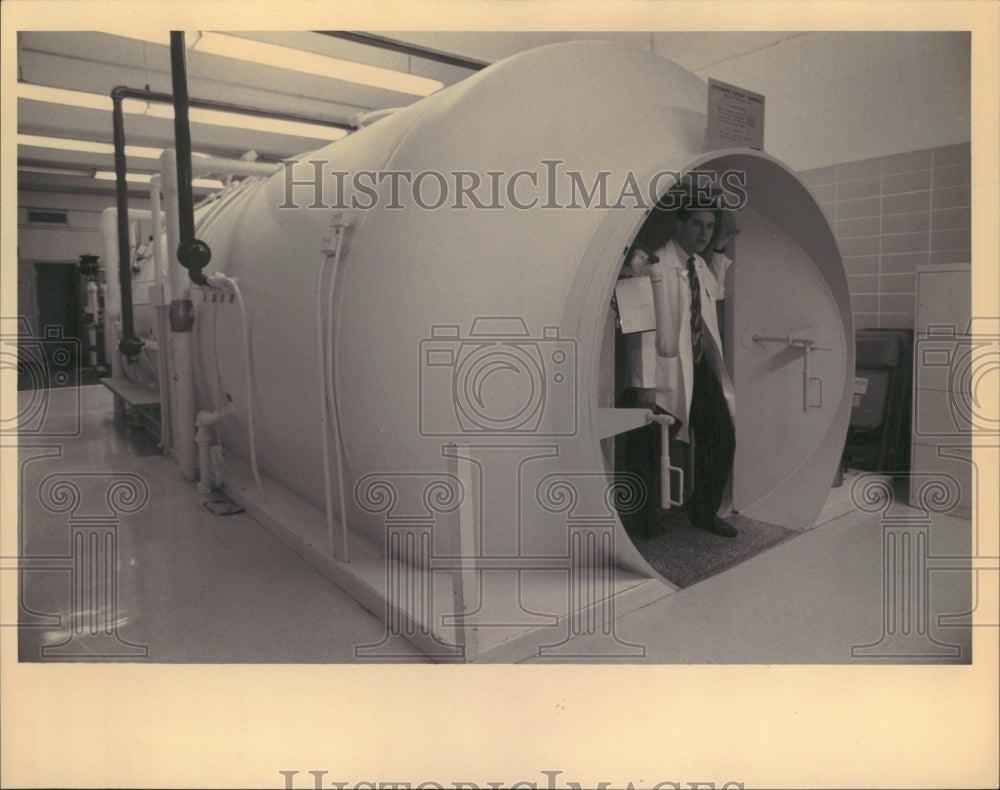 1994 Hyperbaric Chamber Lutheran General - Historic Images