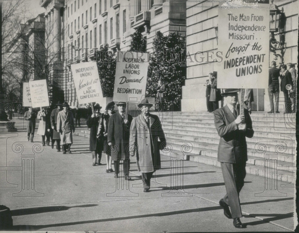 1945 Picket Labor Management Meeting Union - Historic Images