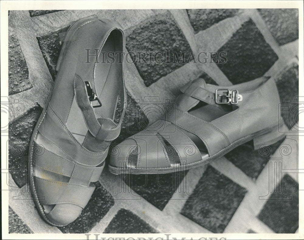 1985 Zodlac&#39;s tan leather sandals SirReal - Historic Images