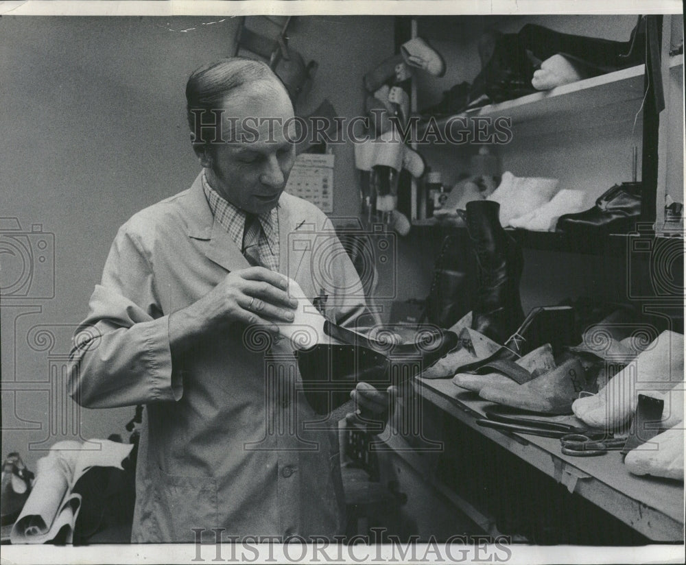 1975 Kazimierz Kruk shoemaker Footwear IL - Historic Images