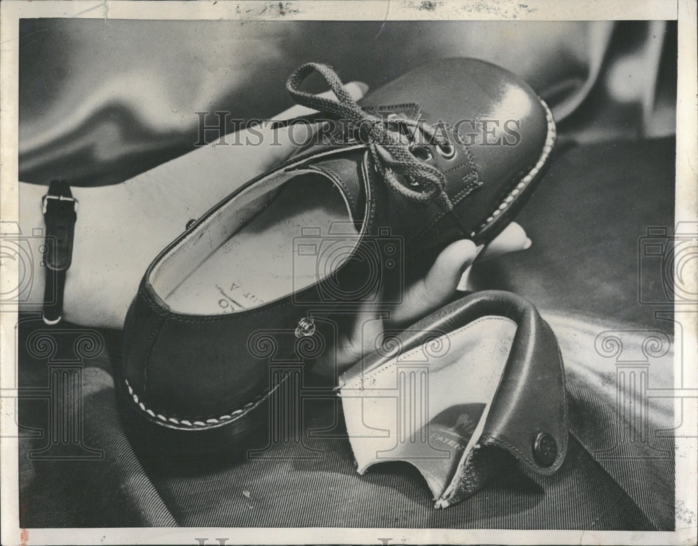 1954 Dutch Factory Makes Shoe That Grows - Historic Images