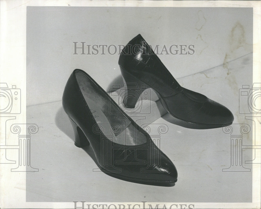 1962 Extra width Nierman Shoe Salon triple - Historic Images