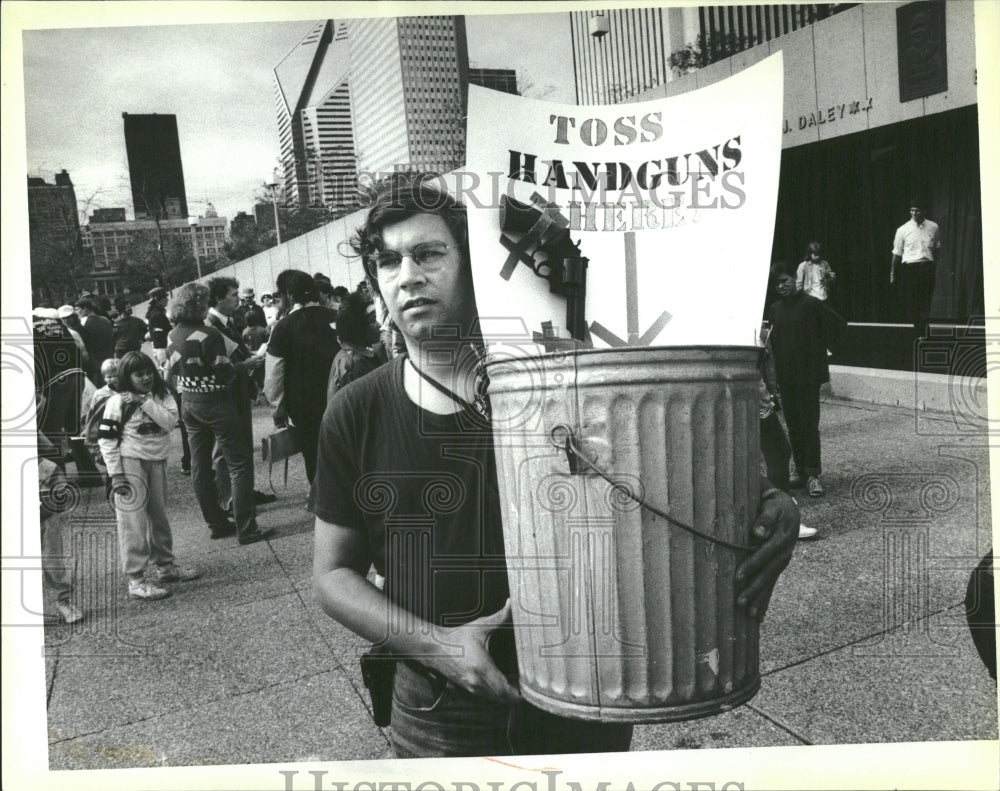 1986 Ronald Schupp Garbage Protest Gun Man - Historic Images