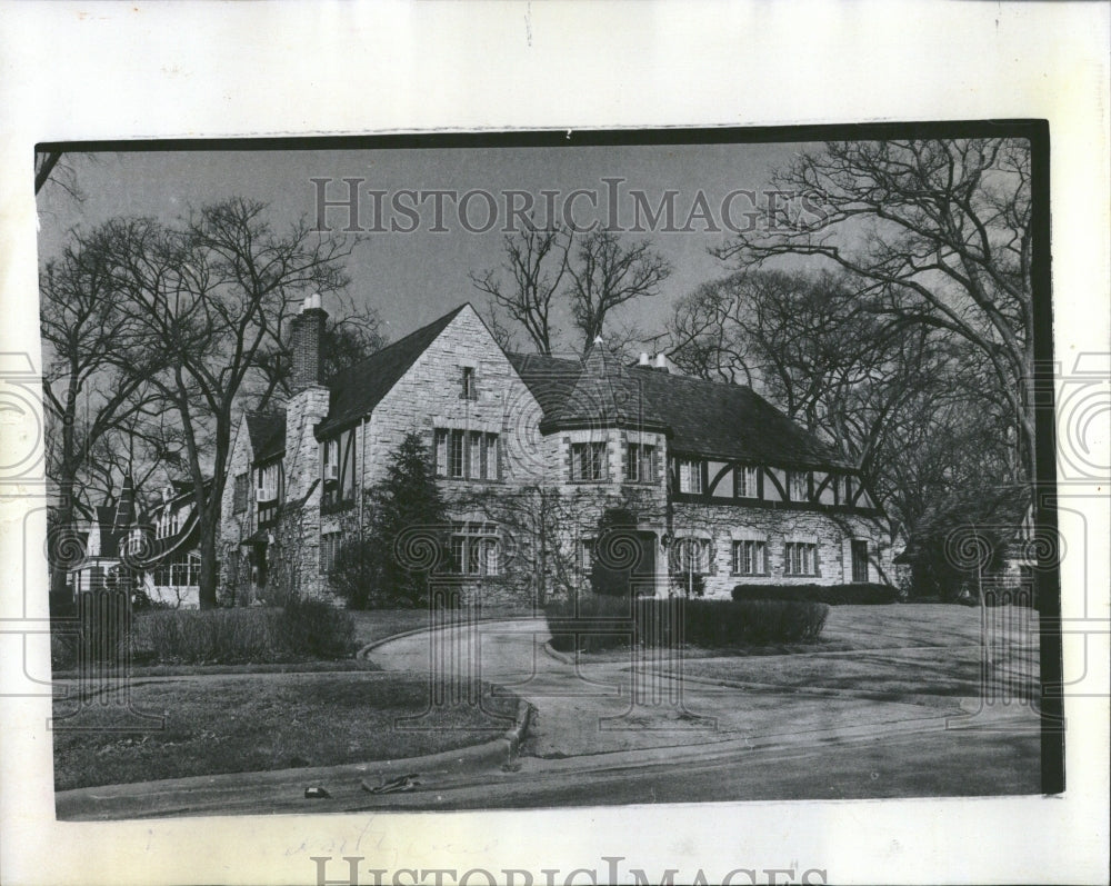 1976 Posh Kenilworth shade trees gracious - Historic Images